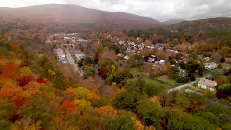 New-England-Blätter-Im-Herbst-Aus-Der-Luft-über-Ludlow,-Vermont