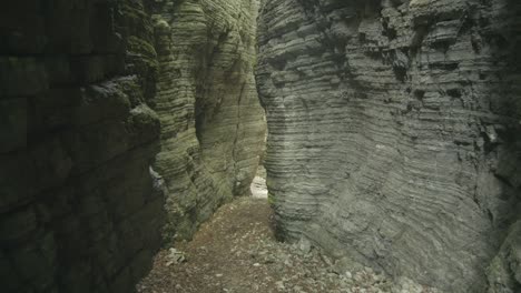 Entdecken-Sie-Die-Unverwechselbare-Mysteriöse-Felsschlucht