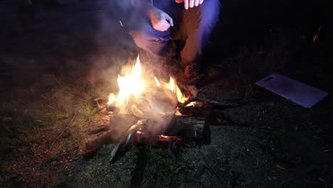 Ein-Mann-Kocht-Nachts-In-Einer-Bratpfanne-über-Einem-Feuer-In-Australien-Eine-Brasse
