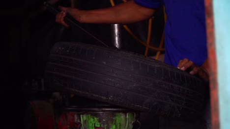 Process-fit-tire-from-the-rim-use-tire-changer
