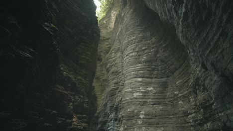 Exploring-Shot-Of-Mystery-Rocky-Canyon,-Sunlight-Shining-Through-Rocks