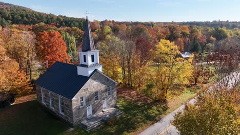 Neuengland-Brillante-Herbstfarben-über-Steinkirche-In-Der-Nähe-Von-Reading-Vermont