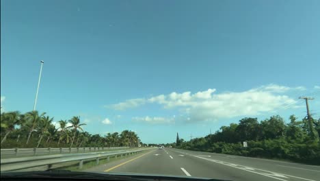 República-Dominicana,-Carretera-Este-Noviembre-2022-Pov-Conduciendo-En-La-Carretera-En-Un-Coche-A-La-Luz-Del-Día