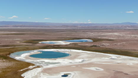 Vista-Aérea-Sobre-El-Paisaje-Del-Desierto-De-Atacama-Con-Lagos-De-Sal-Turquesa