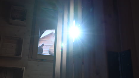 Holzlatten-In-Einer-Hütte-In-Einem-Französischen-Wald,-Sonnenstrahl-Durch-Das-Fenster