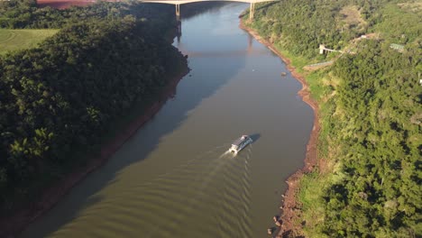 Luftaufnahme-Eines-Touristenboots,-Das-Auf-Dem-Fluss-Iguazu-Segelt