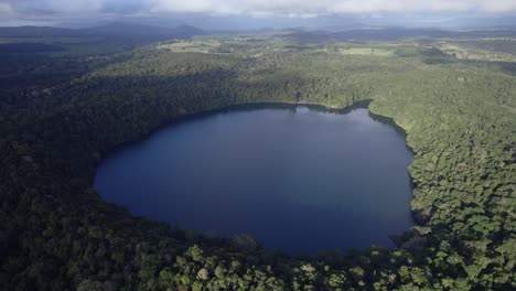 Lago-Eacham---Lago-De-Origen-Volcánico-En-La-Meseta-Atherton-De-Queensland,-Australia---Toma-Aérea-De-Drones