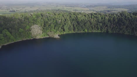 Pintoresco-Paisaje-Del-Lago-Del-Cráter-Volcánico-Y-La-Densa-Vegetación