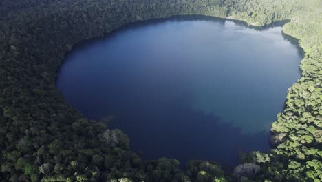 Vista-Del-Lago-Del-Cráter-Volcánico-Desde-Arriba---Lago-Eacham-En-La-Meseta-De-Atherton,-Queensland,-Australia---Disparo-De-Drones