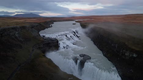 Un-Dron-Se-Eleva-Sobre-La-Cascada-De-Gullfoss-En-Una-Toma-De-Establecimiento-En-Islandia