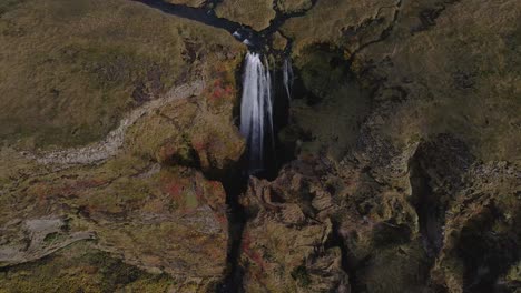 Un-Dron-Se-Inclina-Sobre-Una-Toma-De-Establecimiento-De-La-Cascada-Gjlufrabui-En-Islandia