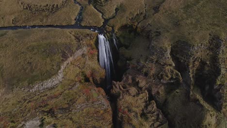 Un-Dron-Gira-Alrededor-De-La-Cascada-Gljufrabui-De-Islandia