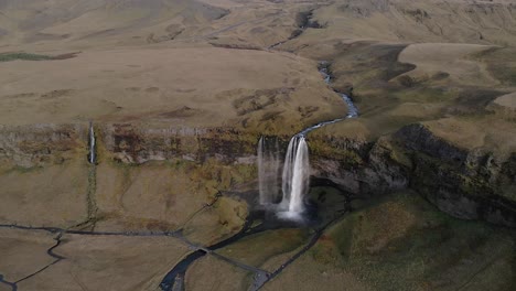 Eine-Drohne-Schiebt-Sich-über-Den-Wasserfall-Seljalandsfoss