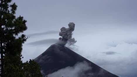 La-Vista-Del-Volcán-Activo-Desde-El-Campamento-Del-Volcán-Acatenango-En-Guatemala