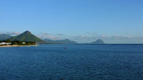 Mauritius-Inselküste,-Luftaufnahme-Der-Exotischen-Küste-Und-Des-Regenwaldes-Am-Indischen-Ozean,-Drohnenaufnahme