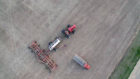 Arriba-Hacia-Abajo-De-Cultivos-De-Siembra-De-Tractores-Agrícolas-En-El-Campo-Agrícola-En-Saskatchewan,-Canadá