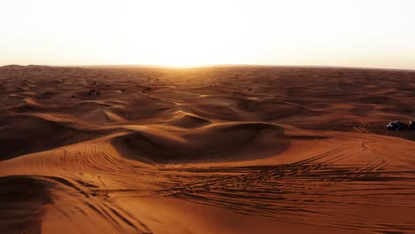 Mann-Steht-Auf-Einer-Sanddüne-In-Der-Wüste-Bei-Sonnenuntergang-Drohne-Vorwärts-Geschossen
