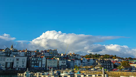Zeitraffer-Der-Skyline-Von-Guernsey-Und-Durch-Wolken-Fließen