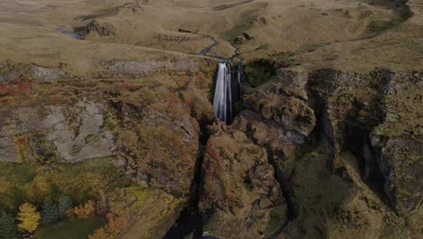 Un-Dron-Se-Inclina-Sobre-La-Cascada-Gljufrabui-En-Islandia