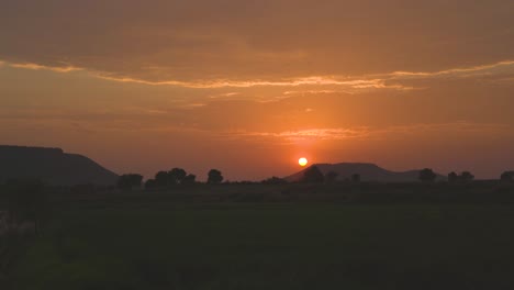 Sonnenuntergang-Hinter-Den-Hügeln-Von-Gwalior