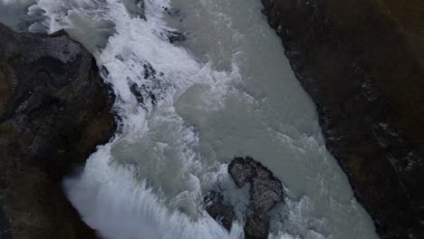 Eine-Drohne-Kippt-über-Den-Gullfoss-wasserfall-In-Eine-Einspielung-In-Island