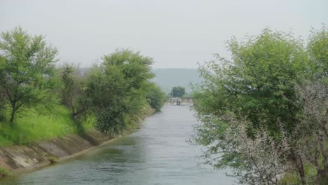 Agua-Que-Fluye-A-Través-De-Un-Canal-De-Riego-De-La-Represa-Harsi-En-Un-Pueblo-De-Gwalior