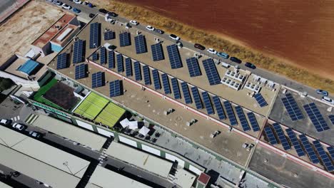 Luftaufnahme-Von-Sonnenkollektoren-Auf-Dem-Dach-Des-Einkaufszentrums,-Grünes-Energiekonzept,-Drohnenaufnahme