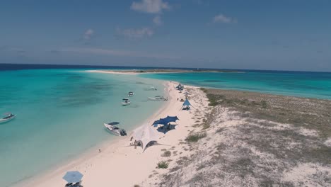 People-enjoy-Wonderful-beach-day-in-remote-place-caribbean-archipelago,-Los-Roques