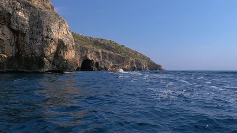 Motorboot-Navigiert-Entlang-Der-Küste-Von-Punta-Meliso,-Wo-Sich-Ionisches-Und-Adriatisches-Meer-Treffen