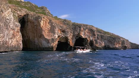Tourboot-In-Punta-Meliso,-Wo-Sich-Ionisches-Und-Adriatisches-Meer-Treffen
