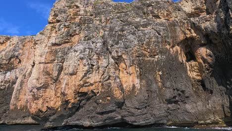 Atemberaubende-Kalksteinfelsen-Von-Punta-Meliso-In-Der-Region-Apulien,-Süditalien,-Zeitlupe-Bei-50-Fps
