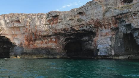 Beautiful-Grotta-Delle-Tre-Porte-or-caves-of-three-doors-in-Salento,-Apulia-in-Italy