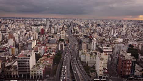 Breiter-Panorama-Drohneblick-Auf-Stark-Befahrene-Straßen-Mit-Autoverkehr-Und-Das-Stadtbild-Von-Buenos-Aires-An-Bewölkten-Tagen