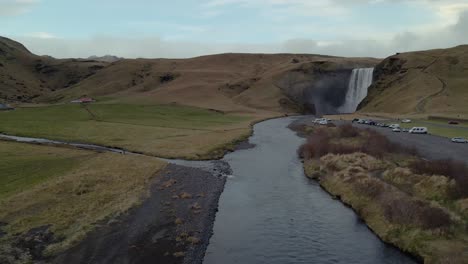 Un-Dron-Avanza-Hacia-La-Cascada-Skógafoss-En-Islandia