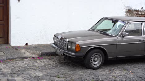 Un-Viejo-Mercedes-Benz-Estacionado-En-Las-Calles-De-Antigua,-Guatemala