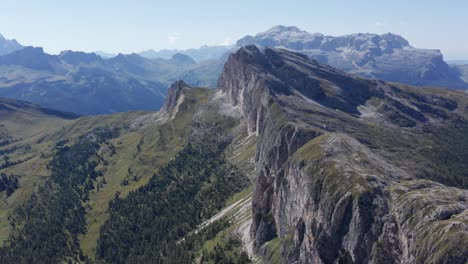 Settsass-Bergrücken-In-Dolomiten-Italien,-Filmische-Luftaufnahme-Der-Berglandschaft