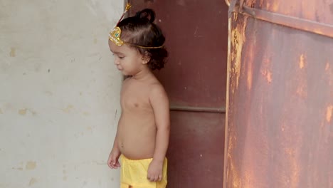 Bebé-Lindo-Expresión-Facial-En-Krishna-Vestido-Desde-Una-Perspectiva-única