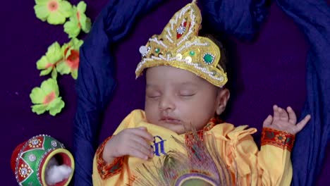 Neugeborenes-Baby-In-Krishna,-Gekleidet-Mit-Requisiten-Aus-Einzigartiger-Perspektive-In-Unterschiedlichem-Ausdruck