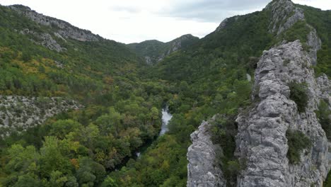 Felsformation-Fluss-Cetina-Kroatien-Tisne-Stine-Canyon-Drone-Luftaufnahme