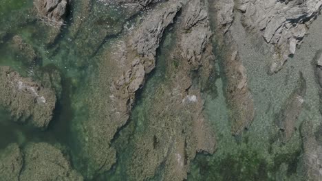 Vogelperspektive-Nahaufnahme-Felsiger-Strand-Klares-Grünes-Wasser-Wellen-Sommer-Cornwall-überkopfantenne-Küste