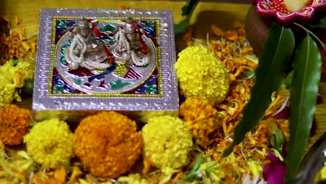 Hindu-gott-Religiöses-Rituelles-Festliches-Beten-Mit-Blumen-Aus-Dem-Oberen-Winkel