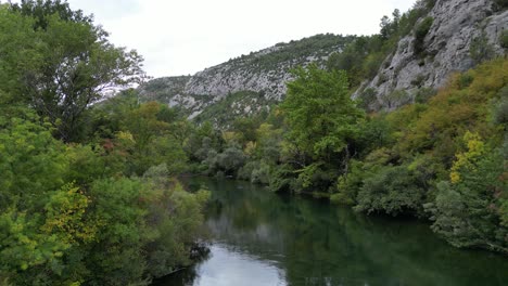 Fluss-Cetina-Kroatien-Steigende-Drohne-Luftaufnahme