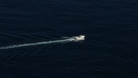 Weißes-Geschwindigkeitsboot-Lokalisiertes-Segeln-Auf-Blauem-Meerwasser-kopienraum