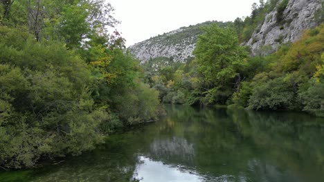 Schwenkschuss-Fluss-Cetina-Kroatien-Omis-Drone-Luftaufnahme