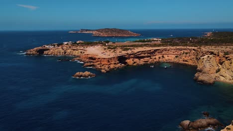 Luftaufnahme-über-Die-Wunderschönen-Tiefen-Wasserhöhlen-In-Sa-Figuera-Borda,-Ibiza,-Spanien