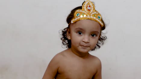 Niedlicher-Gesichtsausdruck-Des-Babys-In-Krishna,-Gekleidet-Aus-Einzigartiger-Perspektive
