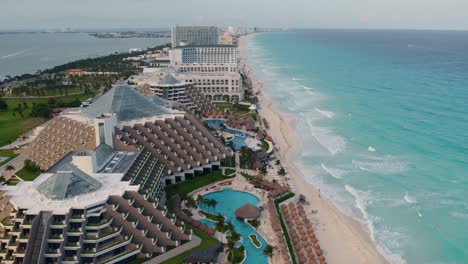 Luftaufnahme-Von-Paradisus-Cancun-Resort-Am-Rande-Eines-Wunderschönen-Strandes,-Mexiko