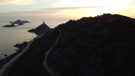 Enthüllt-Einen-Wunderschönen-Sonnenuntergang-An-Der-Küste-Korsikas