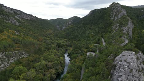 Río-Cetina-Croacia-Tisne-Stine-Canyon-Retroceder-Revelar-Drone-Vista-Aérea