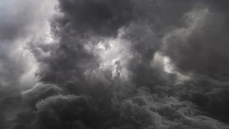 Dunkler-Stürmischer-Himmel-Und-Dunkle-Wolken